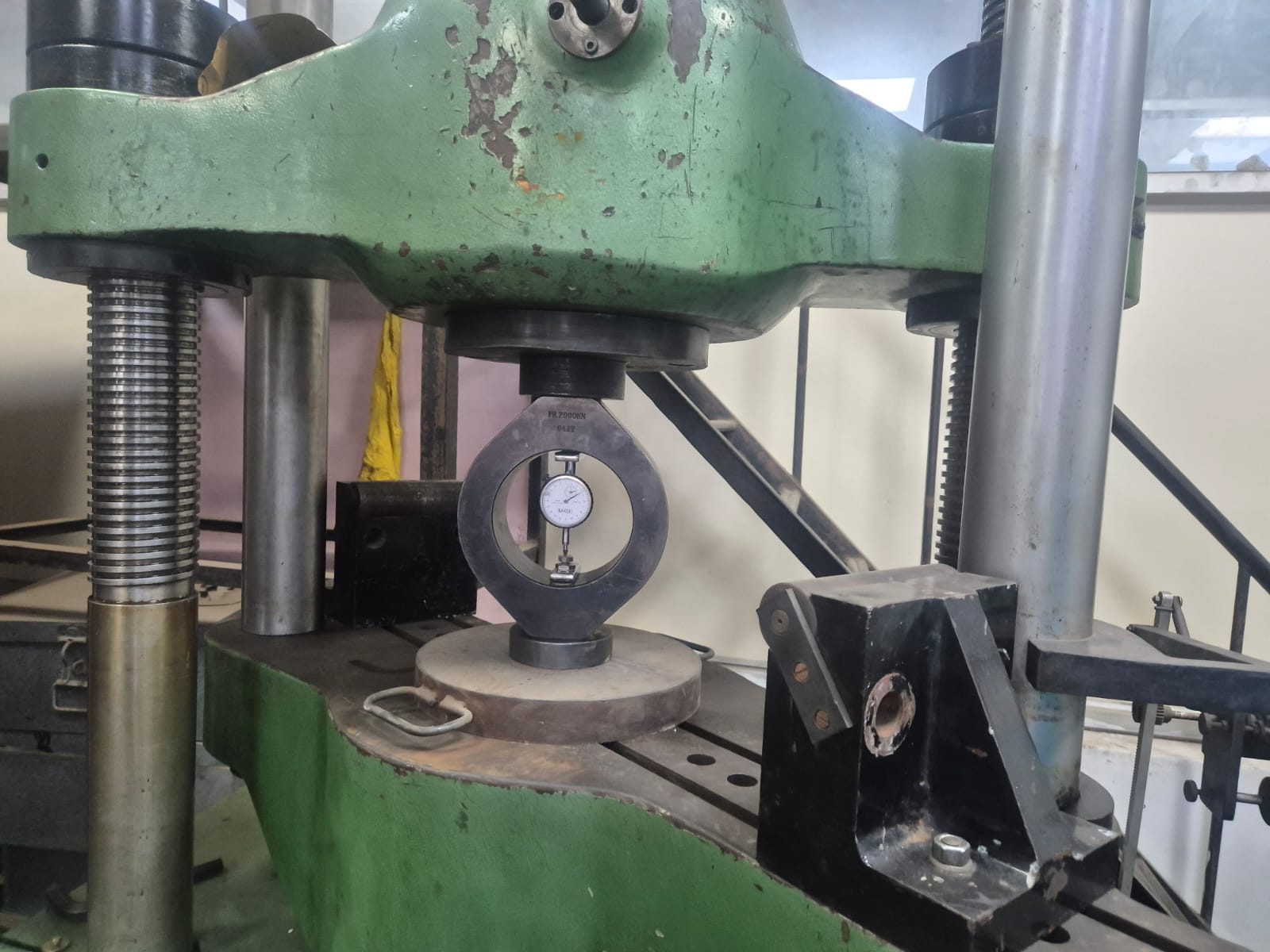 Compression testing machine in the Modular laboratory